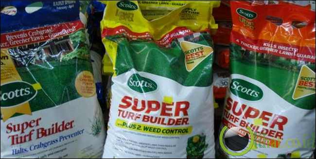 Alien Meminta Pupuk kepada Manusia Alien Meminta Pupuk kepada Manusia