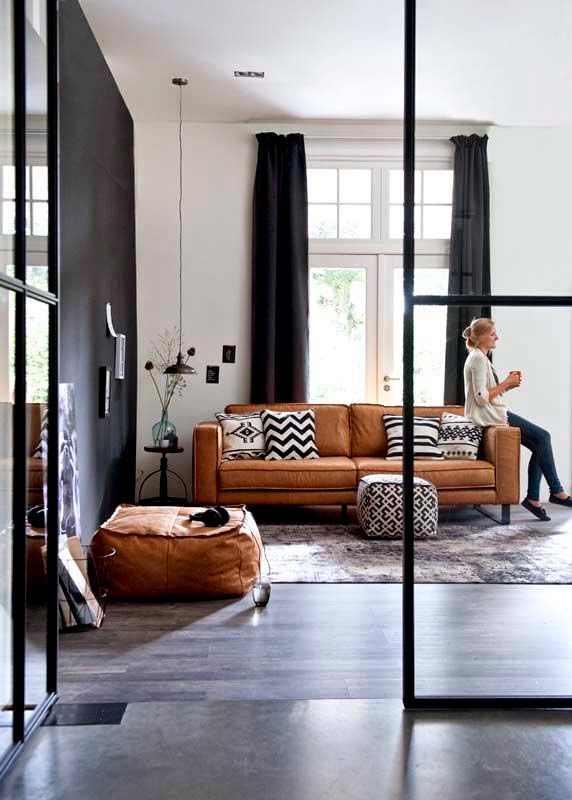 I.De.A: Leather couch in the living room