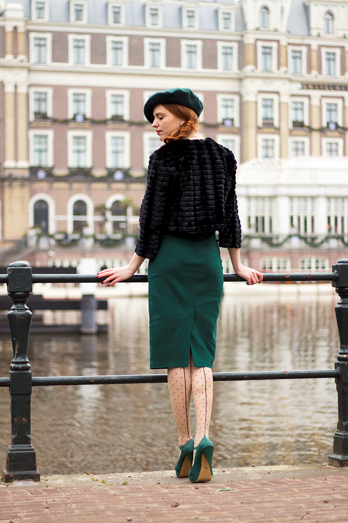 Chique, vintage style fashion blogger Christmas Outfit with lots of Emerald green