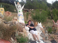 Con una de las figuras del Jardín de Peter