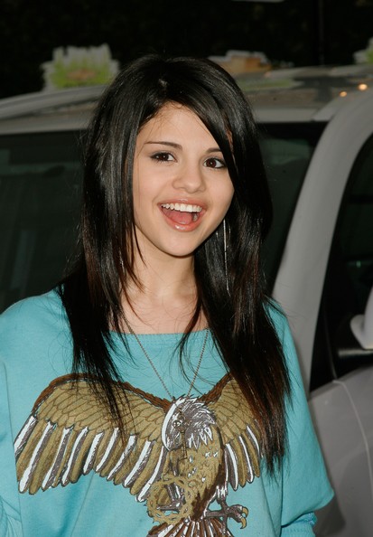 selena gomez haircut straight. Selena Gomez Straight Hair