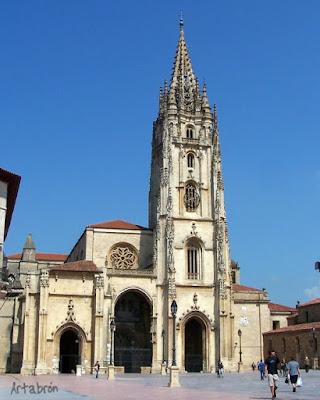 Fachada de la Catedral de Oviedo