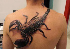 Imagem de tattoo de escorpiões nas costas