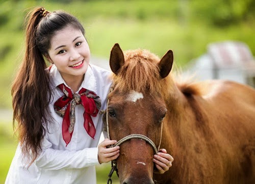 Miss SLNA kiêu sa bên chiến mã