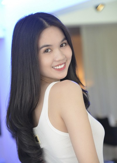 Ngọc Trinh với vẻ đẹp trong trẻo, mang chút trẻ con luôn thu hút người đối diện. Ngọc Trinh với vẻ đẹp trong trẻo, mang chút trẻ con luôn thu hút người đối diện.