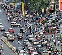 Fuente: http://4.bp.blogspot.com/-Gay7oXmzksk/UYg2dkXdmZI/AAAAAAAAA6c/GRa3Zy2CcgI/s1600/trafico-caos.jpg Caos incontrolable