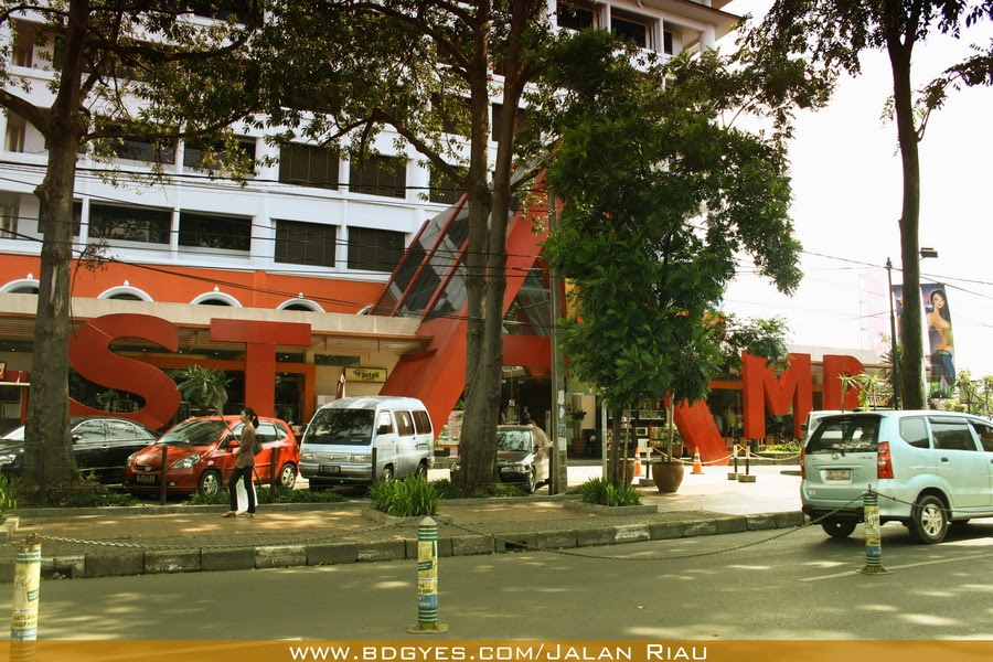 Jalan Riau (LL.RE Martadinata) Bandung Kota Belanja