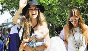 ΦΩΤΟ: Η εναλλακτική εμφάνιση του Καρβέλα στην βάφτιση του εγγονού του! ΦΩΤΟ: Η εναλλακτική εμφάνιση του Καρβέλα στην βάφτιση του εγγονού του!