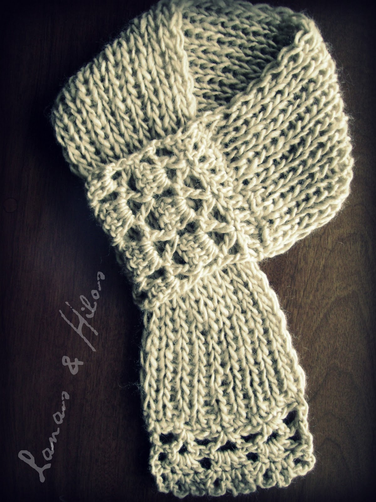 Lanas Hilos CROSSED SHORT SCARF