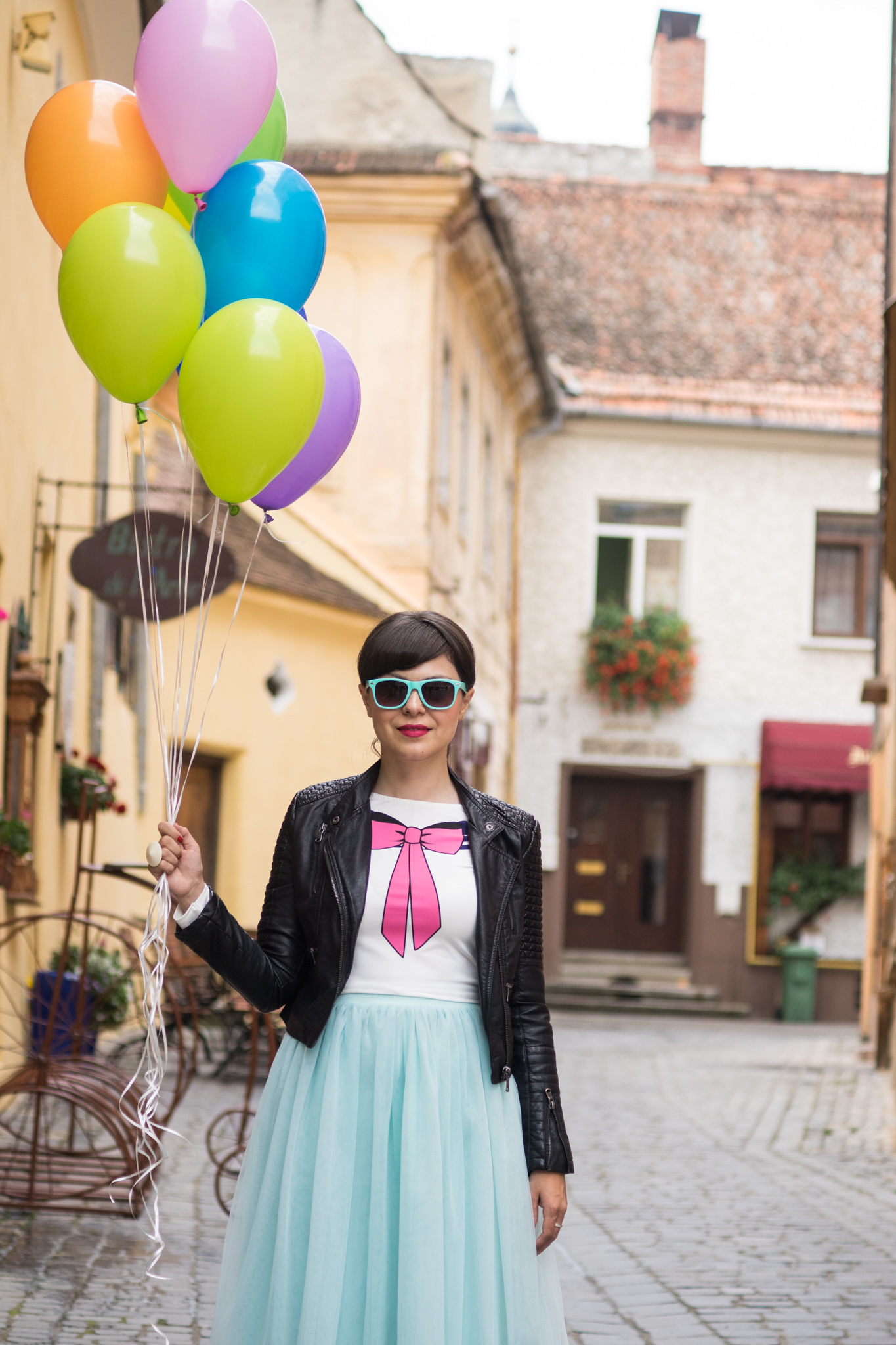 special 30th birthday photo shoot - tutu, bows and colorful balloons koton mint tulle skirt mint sneakers h&m crop top pink bow new yorker leather jacket rockish vibes rock brasov transfagarasan romania 