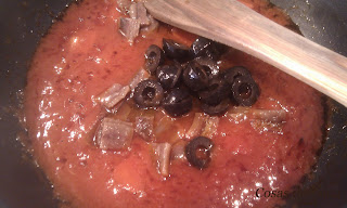 Pasta con anchoas y aceitunas negras