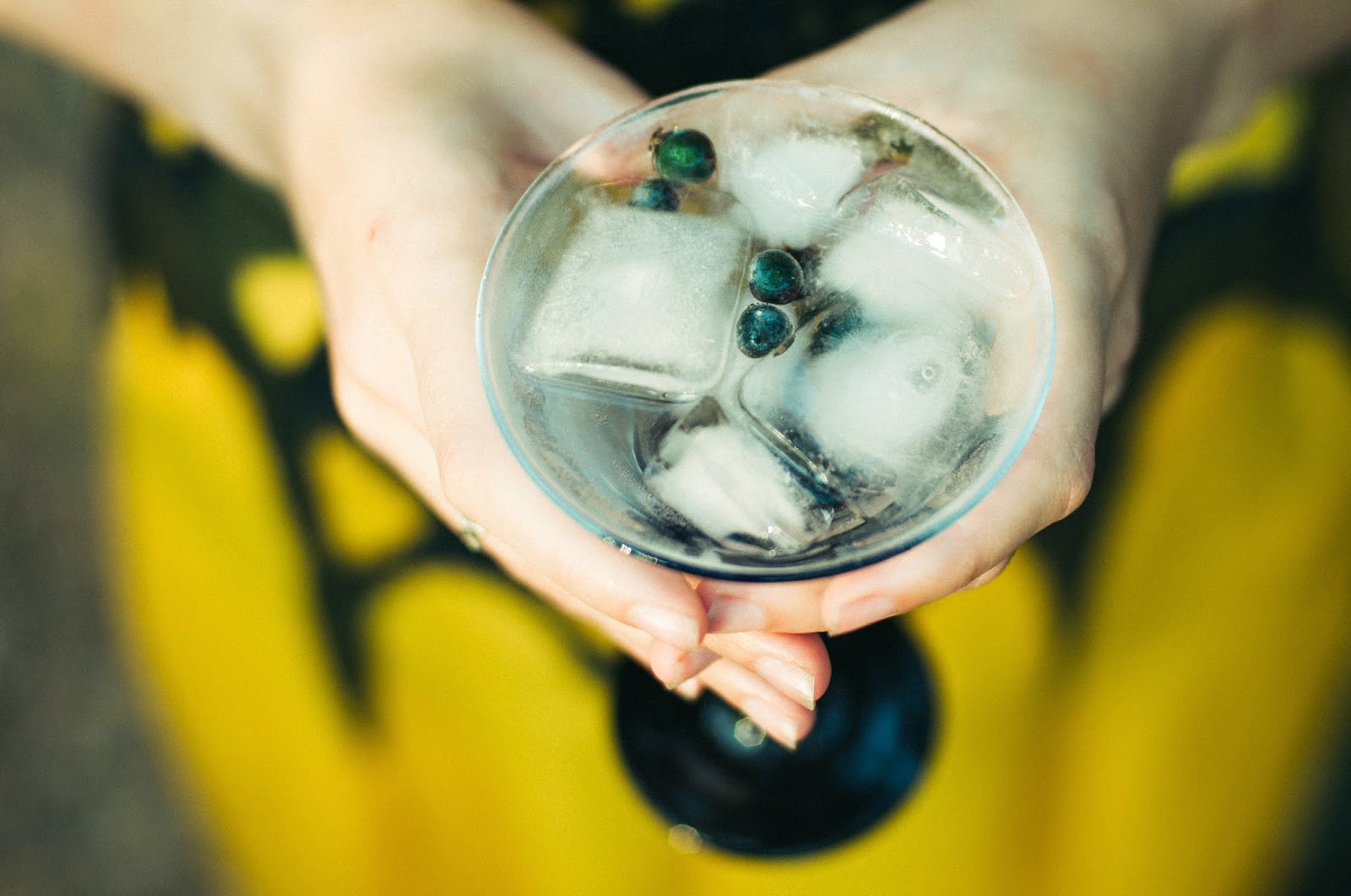 Вера и Денис_lovestory_3 свадебный фотограф, съемка в лесу, фотосессия в августе, шикарные фотографии, волчьи ягоды, вампирская фотосессия, предсвадебная фотосессия