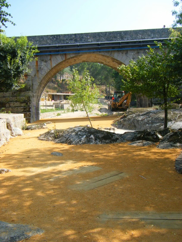 Percurso pedestre por baixo da ponte Românica