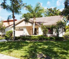 PRETTY 2 BEDROOM HOME in CLUBHOUSE COMMUNITY, OPEN LARGE LIVING ROOM, LARGE SCREENED PATIO