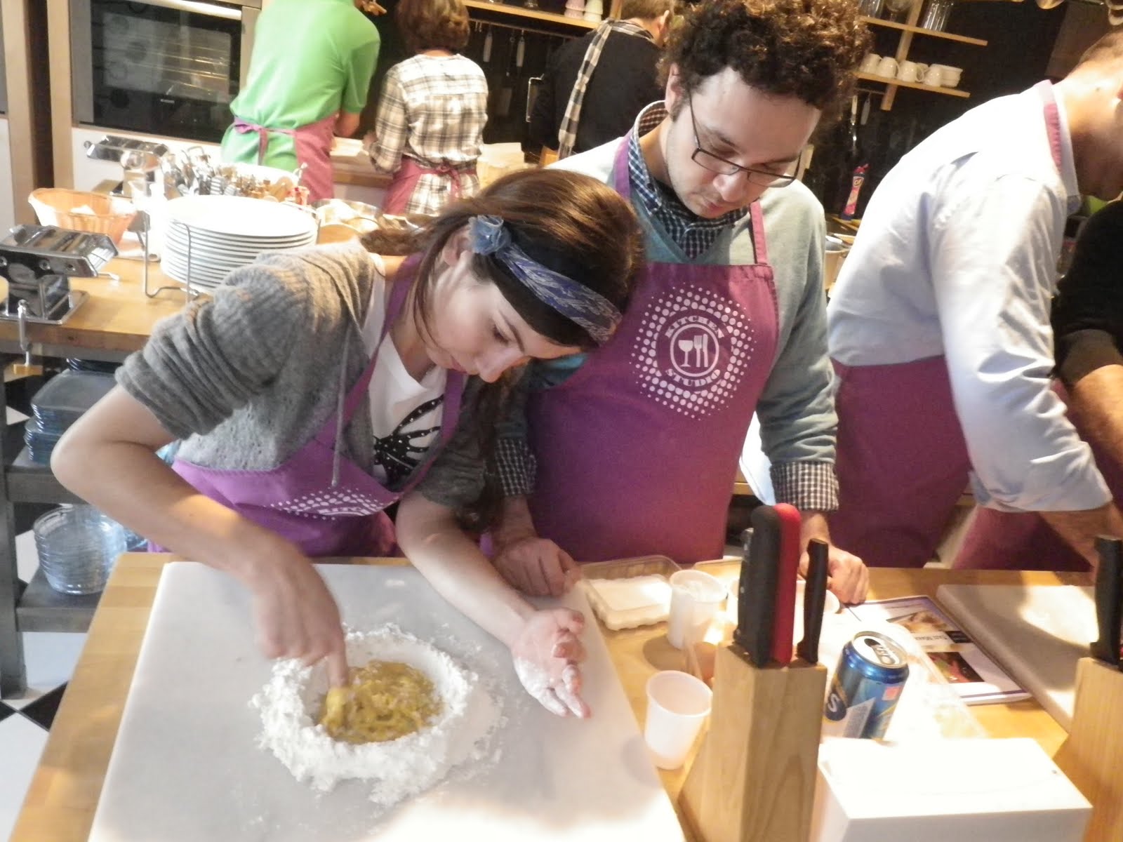 Yemek eğitimi ve mutfak kursu hakkındaki sorularımızı Kitchen Studio