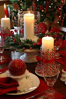 enfeite de mesa feito com vela e bengalas de açúcar enfeite de mesa feito com vela e bengalas de açúcar