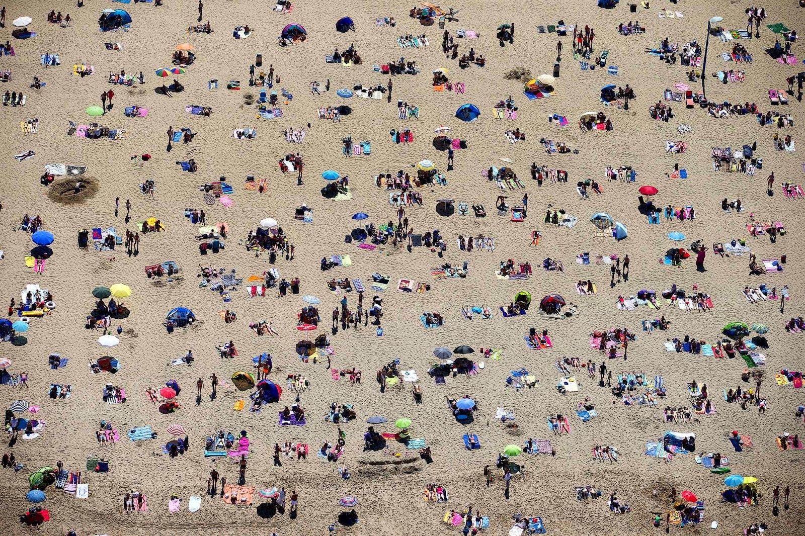 "Les Français et les seins nus à la plage"