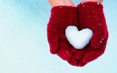 hands-gloves-heart-snow-winter-wallpaper-1680x1050