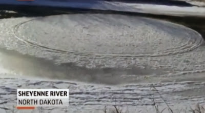 circulo de hielo en un rio 