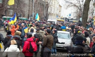 Митингующие повалили забор на Банковой (обновлено) Митингующие повалили забор на Банковой (обновлено)