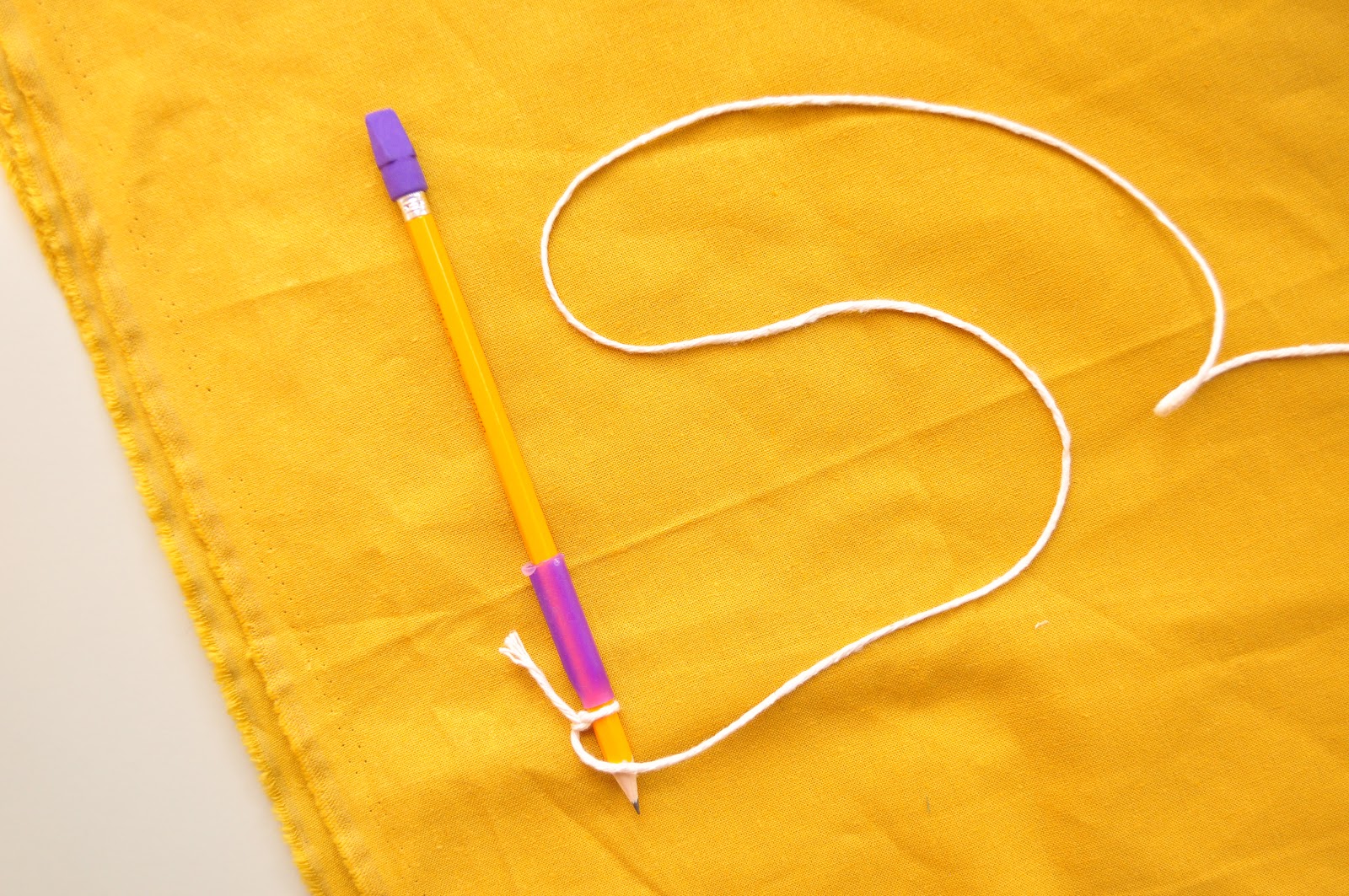 906 E. Chic ANTHROPOLOGIE Inspired PomPom Tree Skirt {A TUTORIAL}...