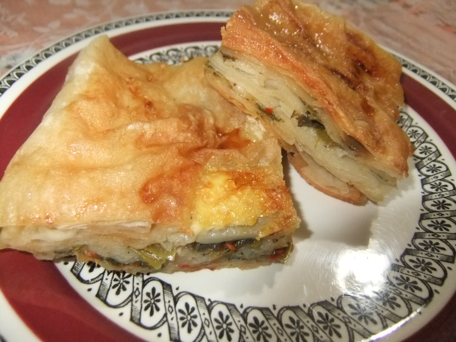 PIRASALI VE PEYNİRLİ BÖREK BEYAZ ÇAY