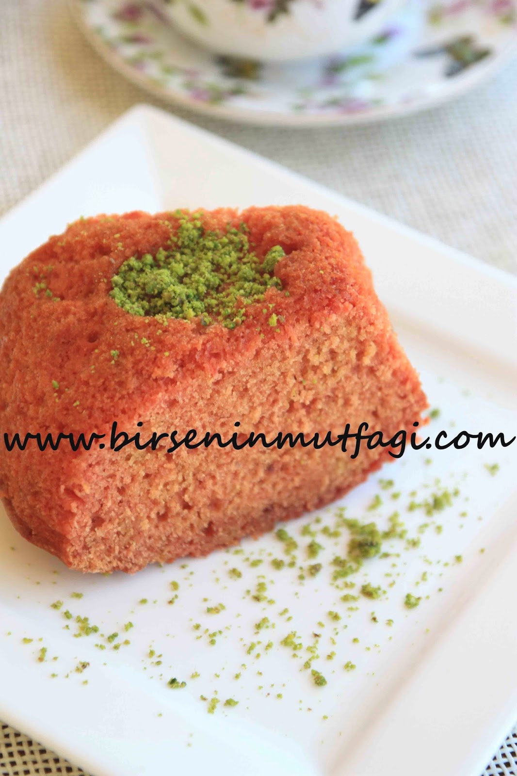 BİRSENCE RESİMLİ YEMEK TARİFLERİ KIRMIZI PANCARLI KEK