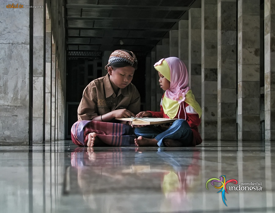 MENGAJI, sang kakak dengan sabar mengajari sang adik mengaji