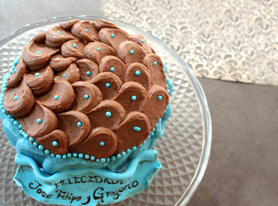 Tarta de ondas, bizcocho de café y chocolate, rellena de buttercream de queso mascarpone tintado de azul y decorado exteriormente con dos buttercream, uno de nutella y el otro de queso mascarpone tintado de azul, por Sweet KOKEKO