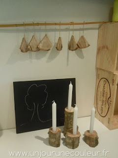 Bougeoirs en bois avec des bougies hautes blanches