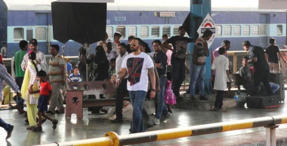 http://4.bp.blogspot.com/-jyIMSEEZH2A/ULOaSbkBrEI/AAAAAAAABAk/yN13hR7N4V8/s1600/Shahrukh+Khan_Deepika+Padukone_Rohit+Shetty_On+the+Sets+of+Chennai+Express+-+Exclusive+Pics+(7).jpg