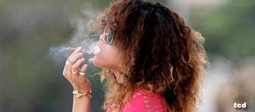 rihanna menghisap ganja