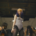 Grimes e seus amigos pirigóticos tão tocando o terror no clipe de “Kill V. Maim”