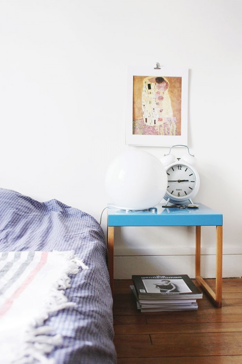 Ecléctico, nórdico y vintage. Habitación nórdica sencilla en tonos azules