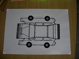 De auto van papier afgedrukt op een A4 blad Afbeelding van een afgedrukte auto van papier