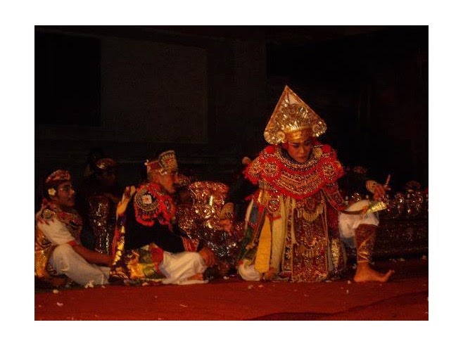 Beaches in Bali: Ubud Palace Balinese dancing This is i of the dances that tin hold upwardly seen in the grounds of the Ubud palace Beaches in Bali: Ubud Palace Balinese dancing