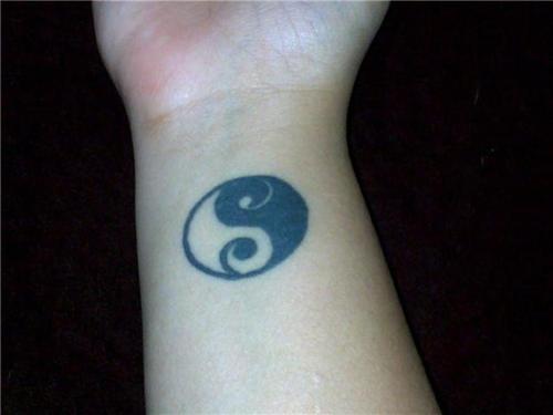 http://4.bp.blogspot.com/-k1fX0PGkq2U/TWMwv9RJuFI/AAAAAAAAANg/oQoEx5xb_Y4/s1600/yin-yang-tattoo-6.jpg