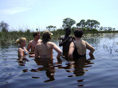 Kiedy krokodyle śpią, można pływać w delcie Okawango