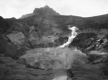 WAJAH GUNUNG KELUD DARI MASA KE MASA Setelah letusan Gunung Kelud tahun 1919.
