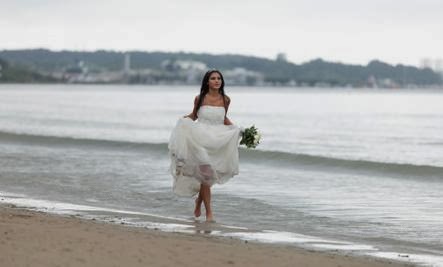 4 Reasons Why There’s More to Life Than Marriage !!! 4 Reasons Why There’s More to Life Than Marriage - bride walking sea water beach walk