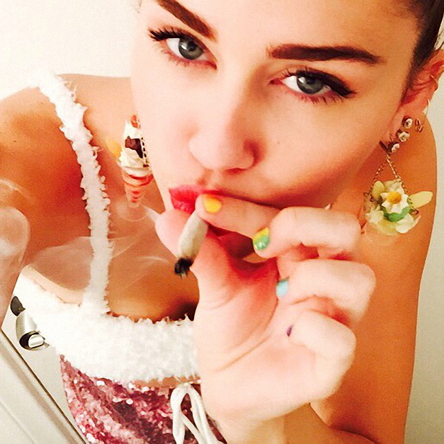 Miley Cyrus fuma marihuana Miley Cyrus fuma marihuana
