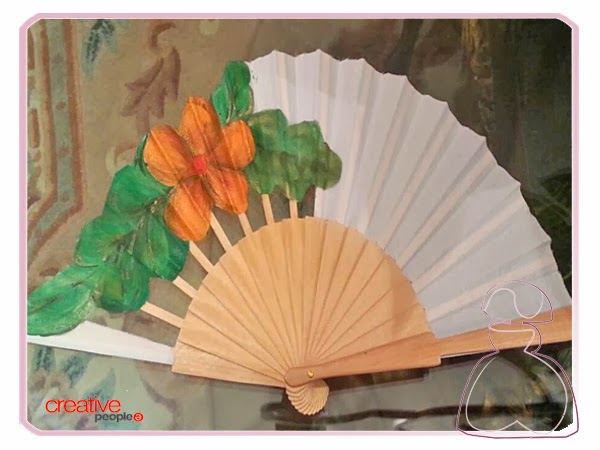 Abanico pintado a mano por Sylvia López Morant modelo Flor Naranja. Abanico pintado a mano por Sylvia López Morant modelo Flor Naranja.