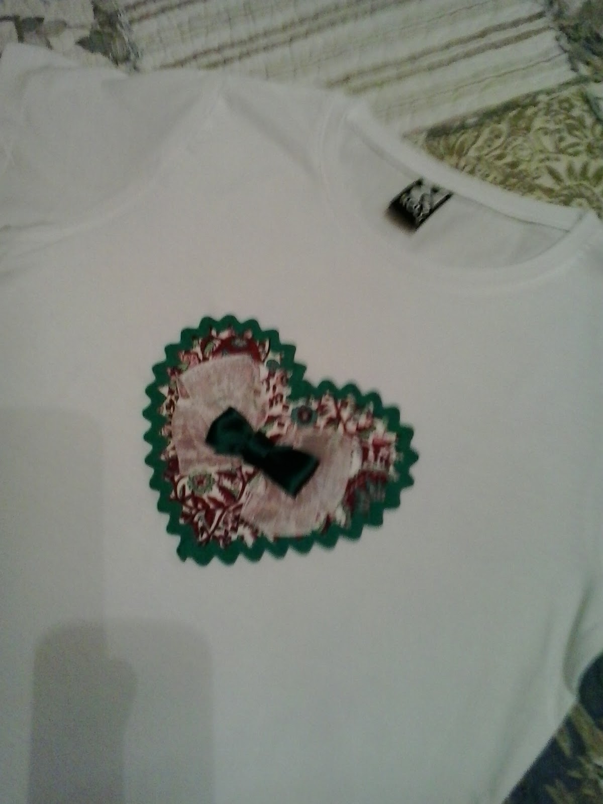 camiseta con corazon camiseta con detalle de corazon estampado y lazo