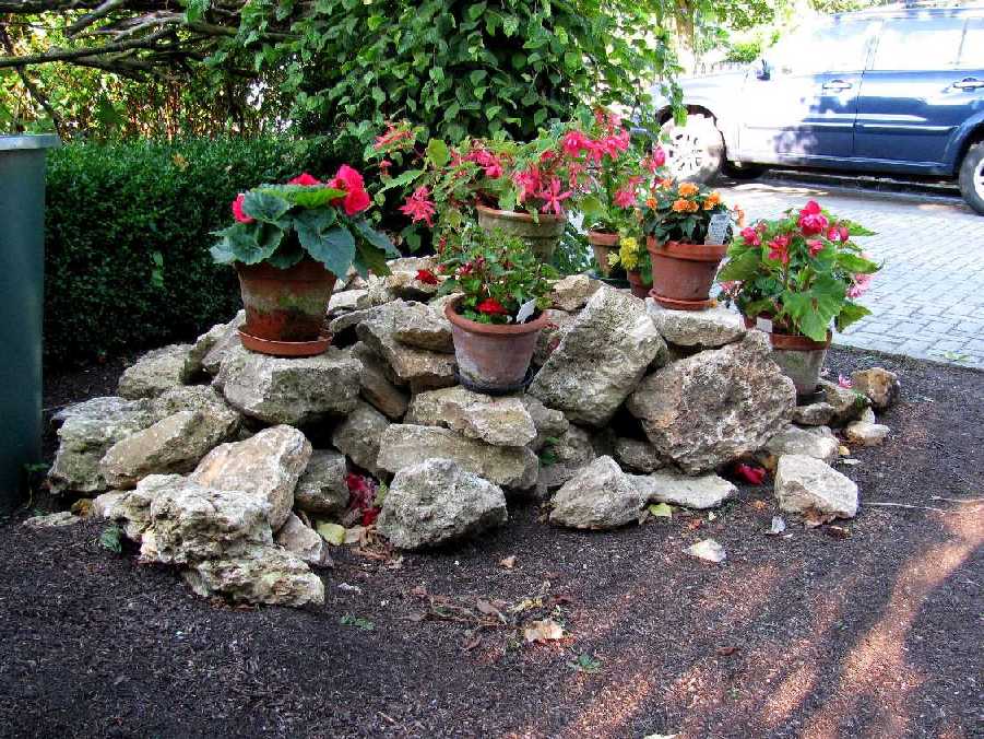 Garten anders: hübsche gartendekoration vertuscht hässliche ecken