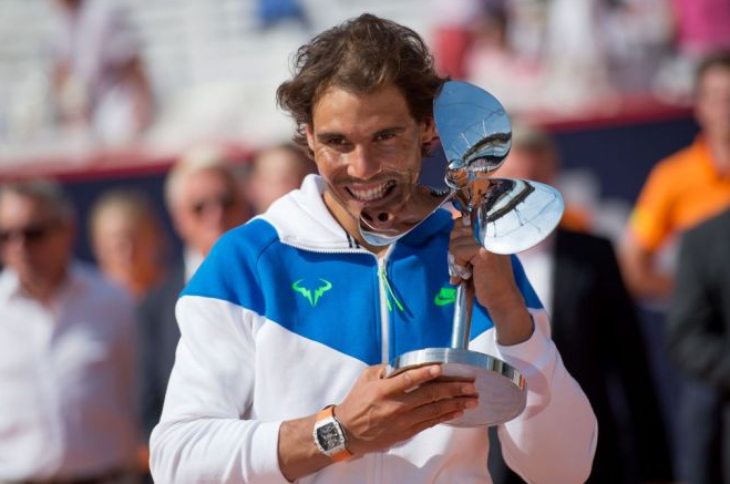 Rafael Nadal raih trofi juara Hamburg Open Rafael Nadal raih trofi juara Hamburg Open