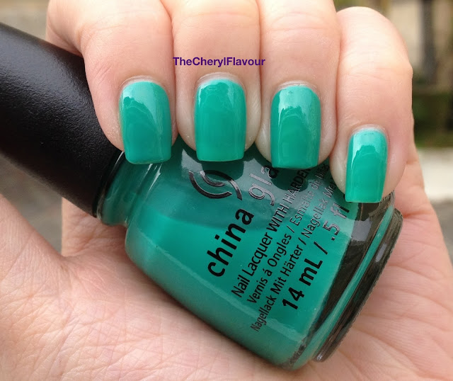 China Glaze Keepin' It Teal vs China Glaze Four Leaves Clover China Glaze Keepin' It Teal vs China Glaze Four Leaves Clover