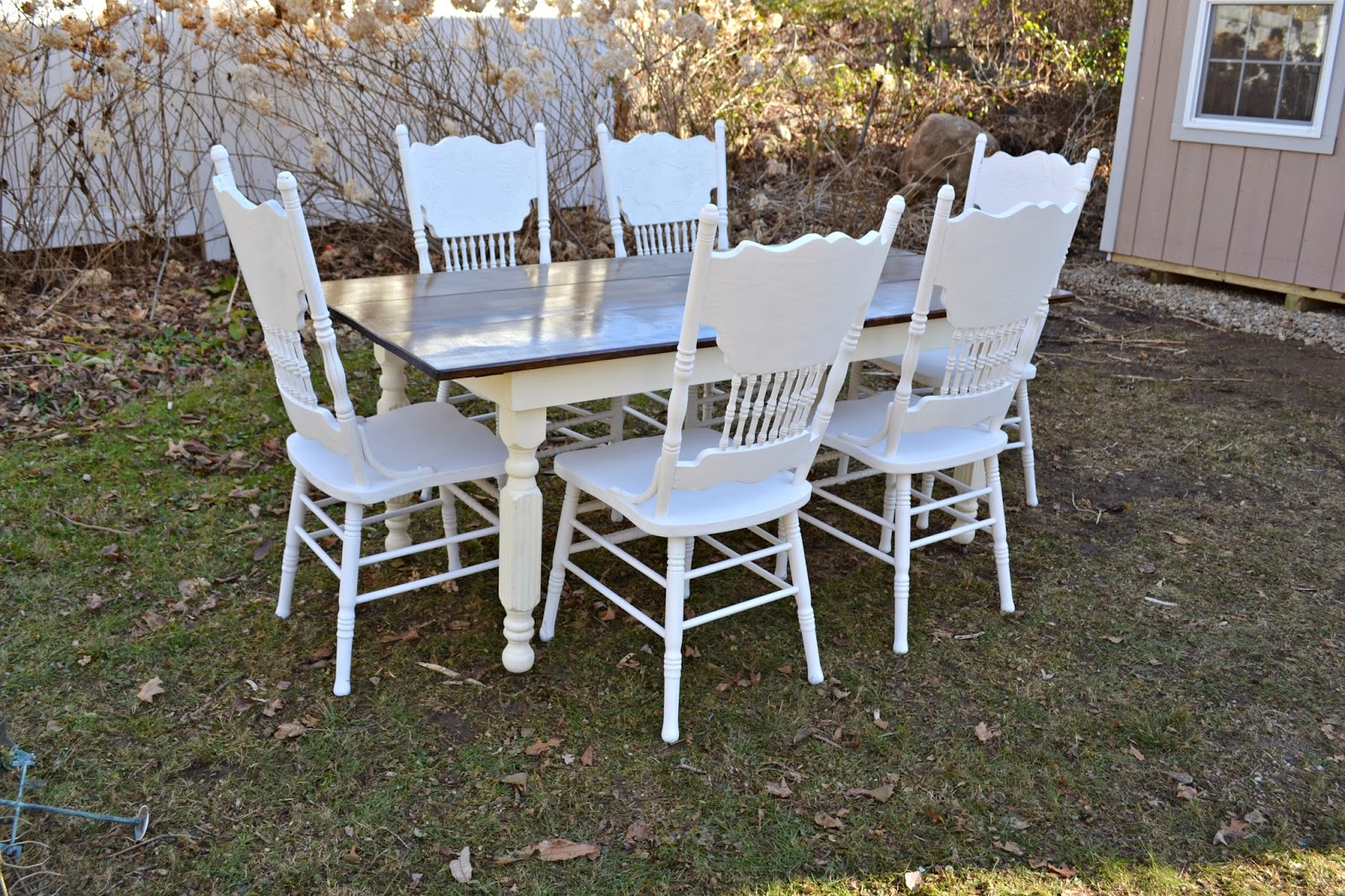 Heir and Space The Farm Table with Chairs