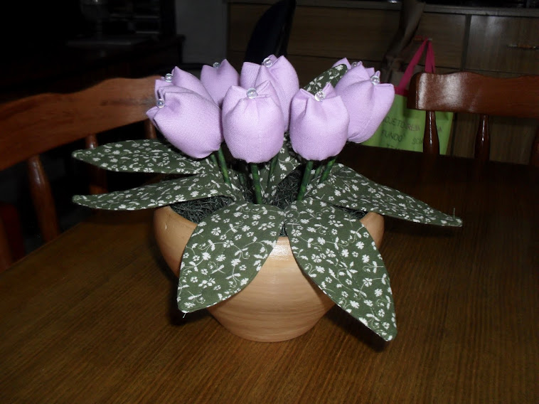 Vaso com tulipas lilás