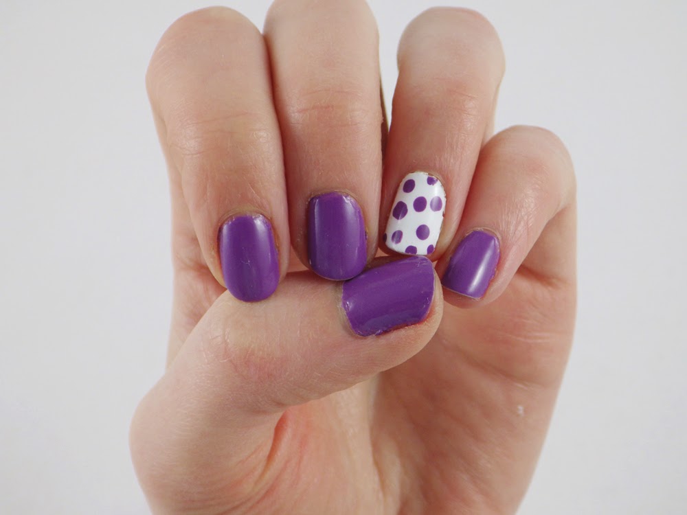Very Easy Nail Art - The Dotty Accent Nail | Ramblings of a Beauty Bird