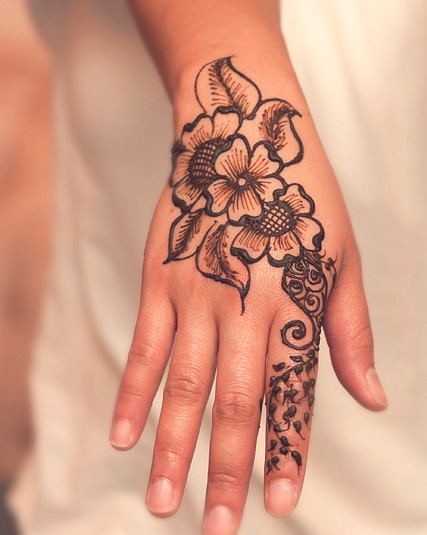 In tattoos designing henna tattoo are also very popular between tattoo's